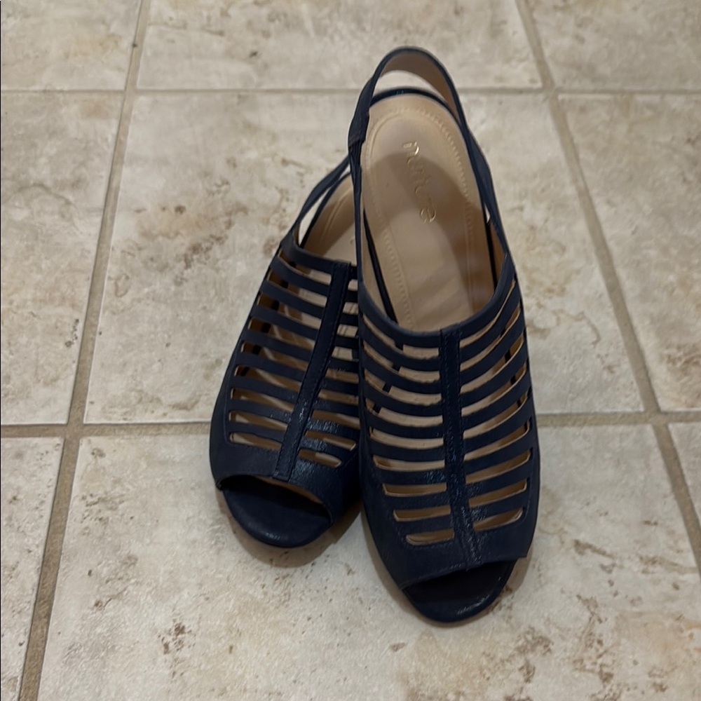 NURTURE Navy Blue Leather Sandals in excellent condition! Sz 6 1/2 M